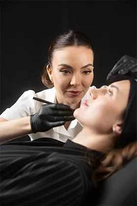 [Imagem da Dra. Betina em atendimento]