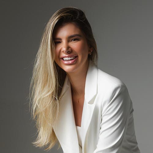 [Foto da Dra. Laura Blauth]